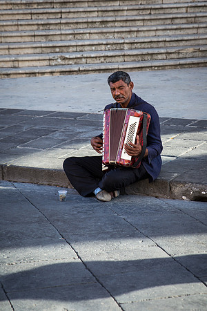 Day 8 - Noto Acordian Street Performer