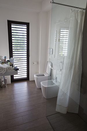 Day 8 - Noto Villa Bathrooms